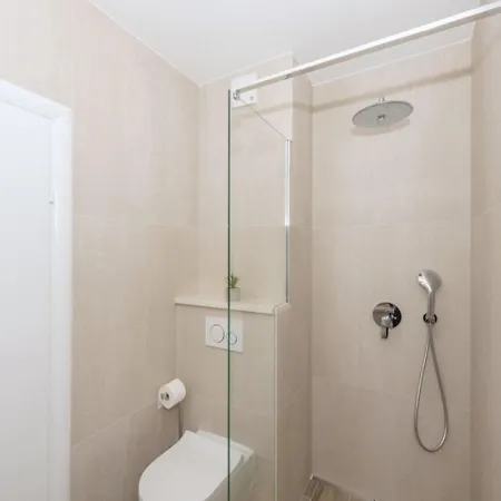 Apartment Mari - 40m From The Makarska