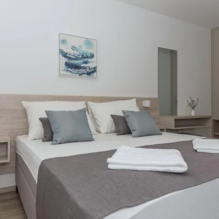 Mari - 40m From The Apartment Makarska