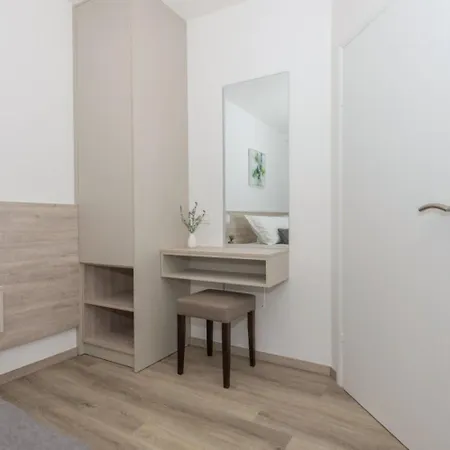 Apartment Mari - 40m From The Makarska