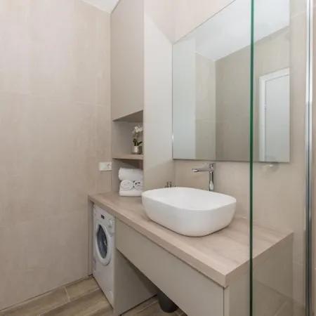 Apartment Mari - 40m From The Makarska