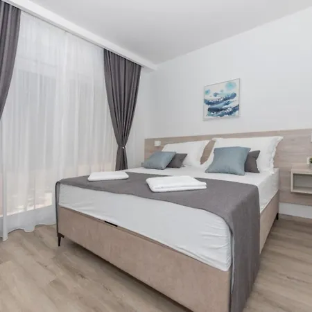 Apartment Mari - 40m From The Makarska
