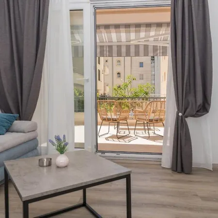 Apartment Mari - 40m From The Makarska